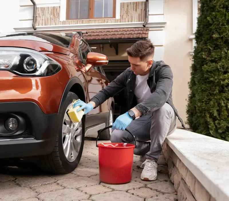Lavage auto à domicile Donnemain-Saint-Mamès : professionnel intervenant sur un véhicule